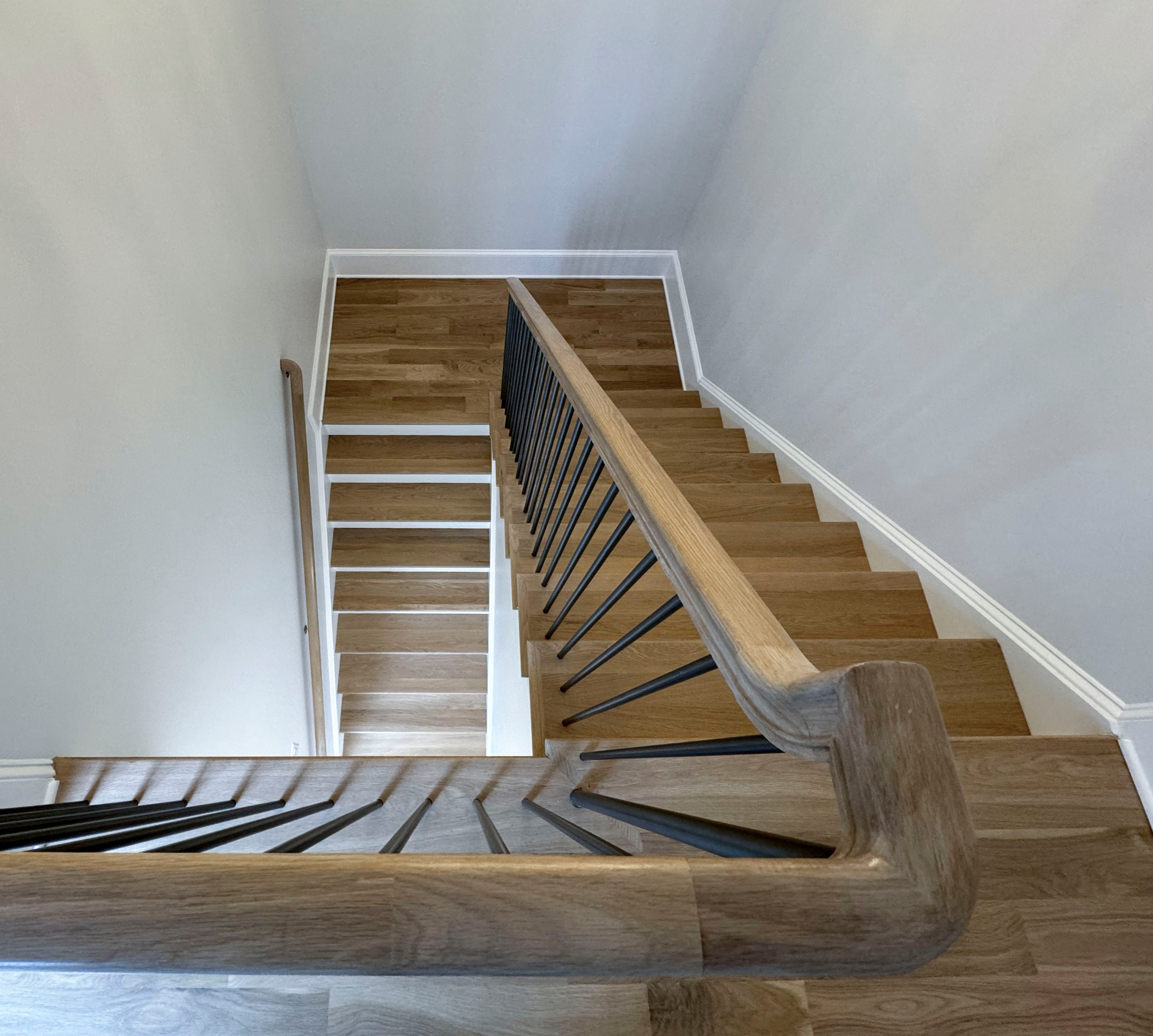 116_Elegant & Eye-catching Curved Staircase, Leesburg VA 20175