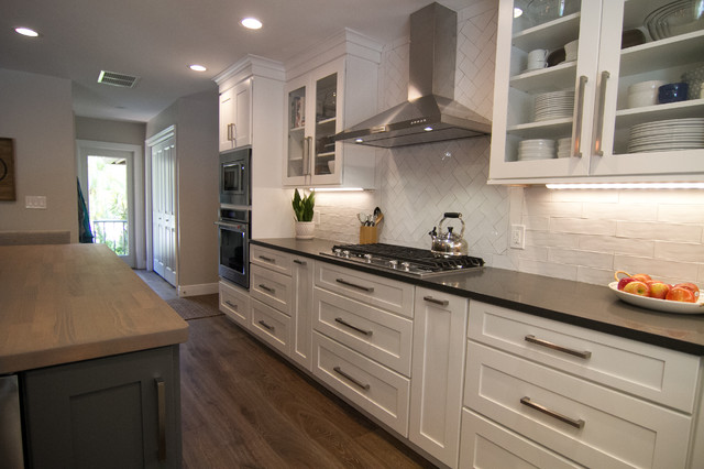 Gorgeous Transitional Kitchen nyklassisk-koekken