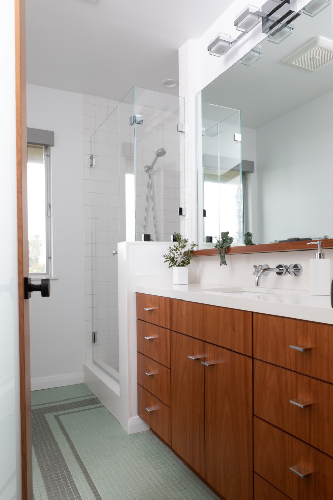 Aménagement d'une petite salle de bain rétro en bois brun avec un placard à porte plane, une douche d'angle, un carrelage blanc, des carreaux de céramique, un sol en carrelage de céramique, un lavabo encastré, un plan de toilette en quartz modifié, une cabine de douche à porte battante, un plan de toilette blanc, meuble simple vasque et meuble-lavabo encastré.