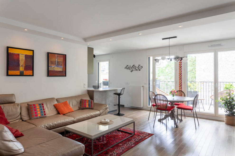 Inspiration pour une salle de séjour design de taille moyenne et ouverte avec un mur blanc, un sol en bois brun, un téléviseur indépendant et un sol marron.