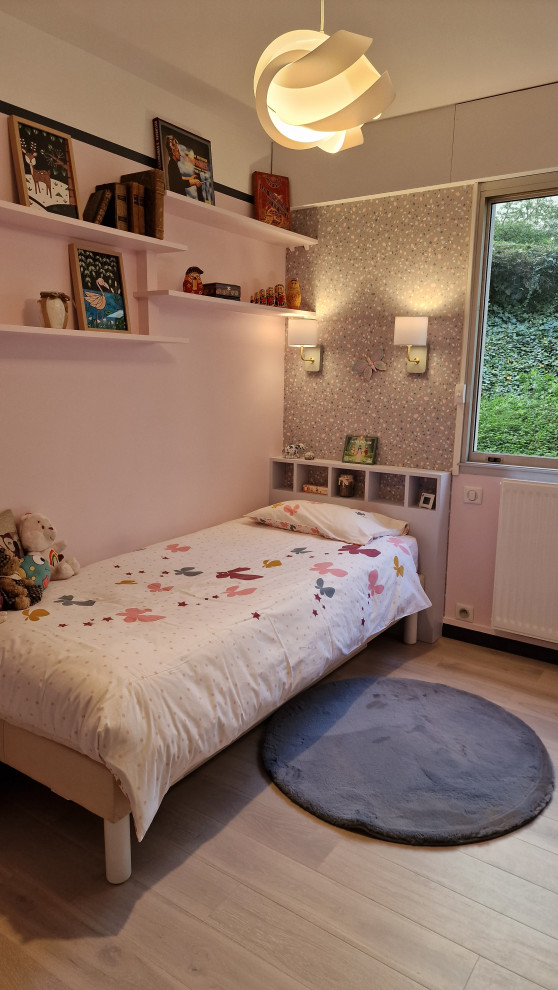 Ejemplo de dormitorio infantil de 4 a 10 años tradicional renovado de tamaño medio con paredes rosas, suelo laminado y suelo beige