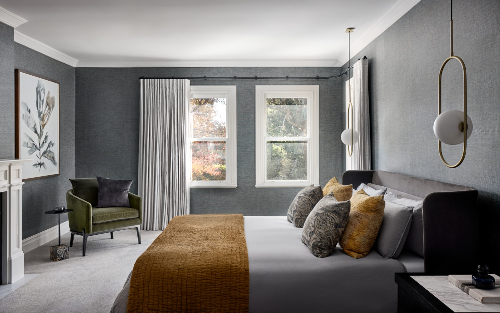 Свежая идея для дизайна: большая хозяйская спальня в стиле неоклассика (современная классика) с синими стенами, ковровым покрытием, двусторонним камином, фасадом камина из дерева, серым полом и обоями на стенах - отличное фото интерьера