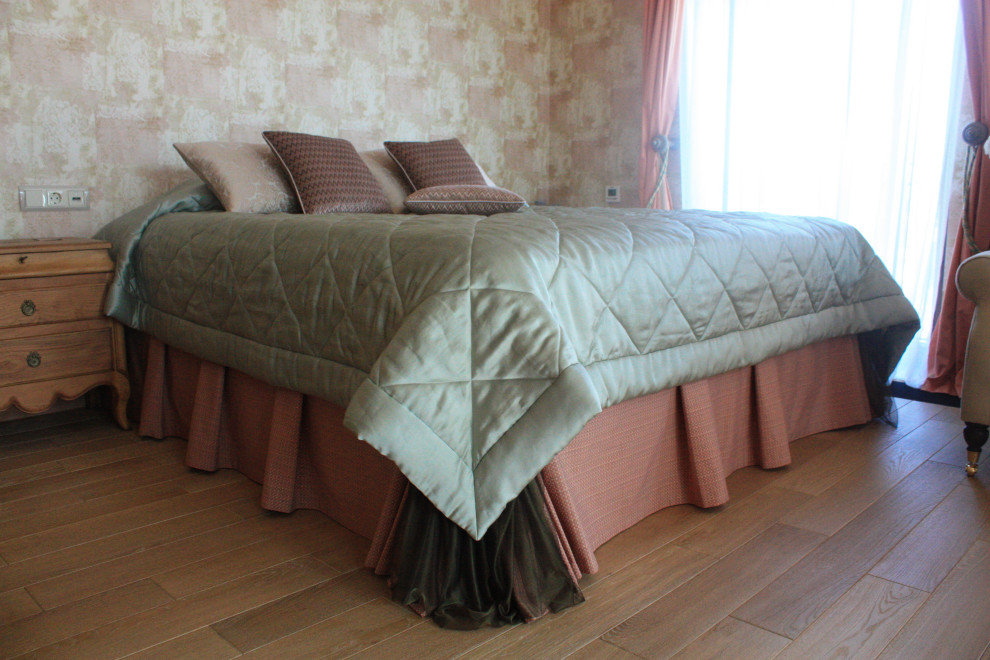 Спальни: оформление кроватей, декоративные покрывала, валики, подушки