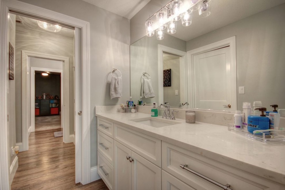 Example of a transitional home design design in Chicago