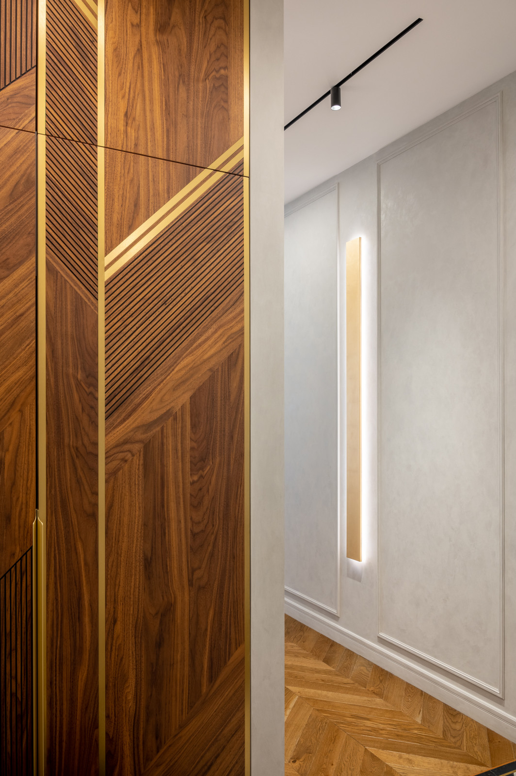 105 Садовые Кварталы. Бра в золотой потали.