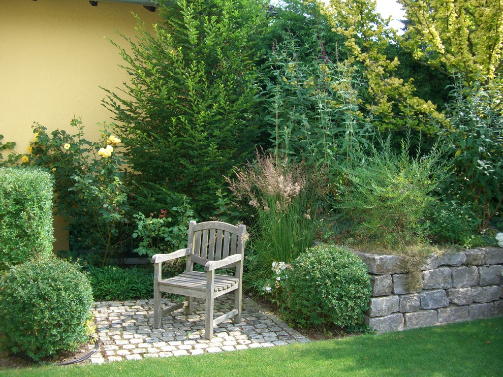 Gartenmauer hinter dem Haus mit Gartenmauer, direkter Sonneneinstrahlung und Pflastersteinen in Nuremberg