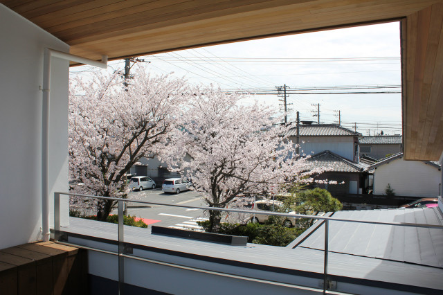 諏訪の家 | house of suwa japones-moderno-terraza-y-balcon