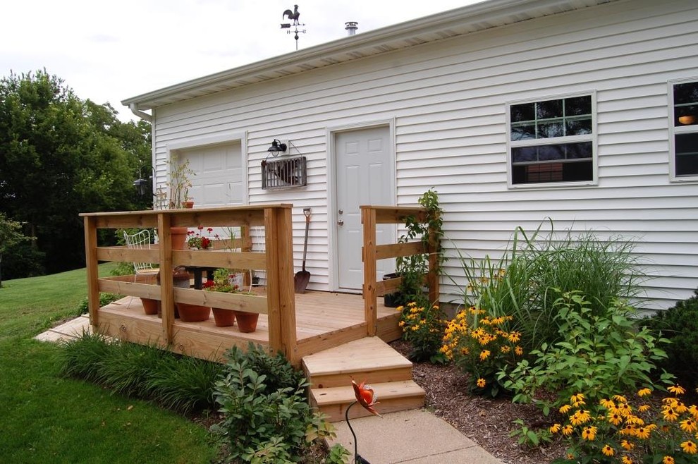Small traditional side yard verandah in Cedar Rapids with a container garden and decking.