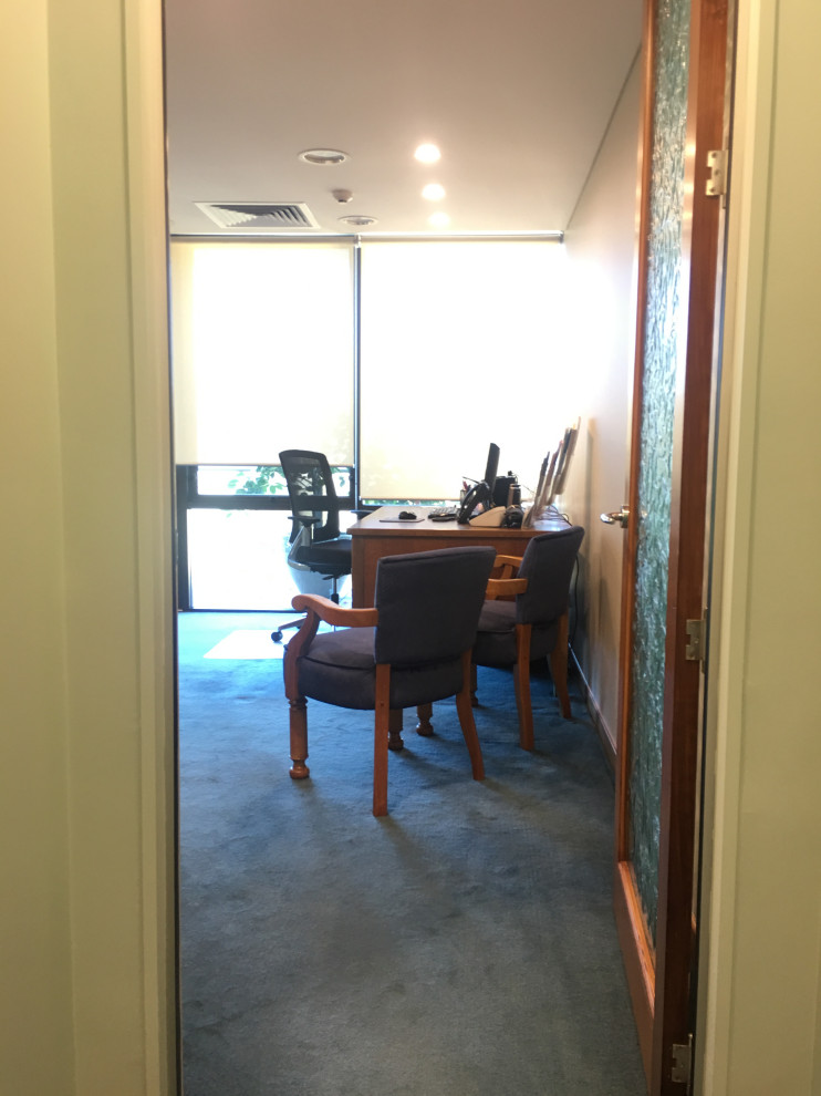 Aménagement d'un grand bureau contemporain avec un mur marron, moquette, un bureau indépendant et un sol turquoise.