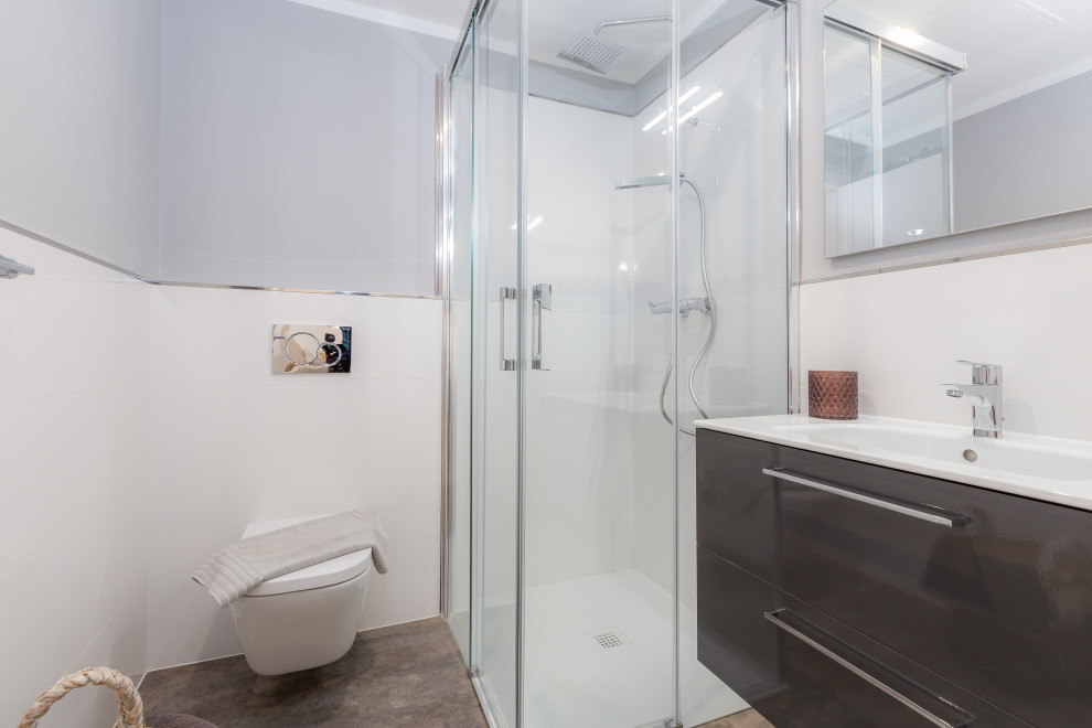 Idéer för att renovera ett mellanstort funkis badrum, med vita väggar, laminatgolv och brunt golv
