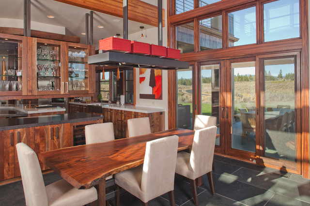 Highland's home in Bend, OR rustico-comedor