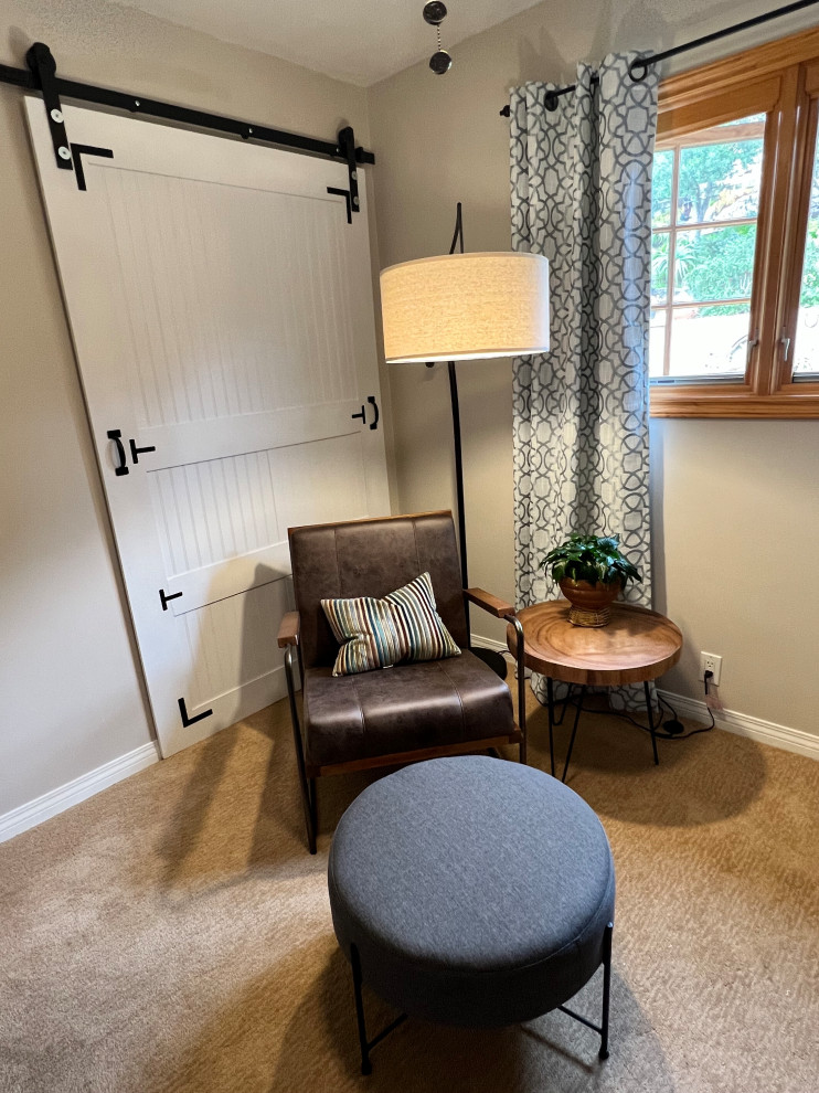 Ejemplo de despacho actual de tamaño medio con paredes beige y escritorio independiente