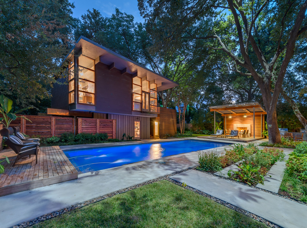 Contemporary pool in Dallas with decking.