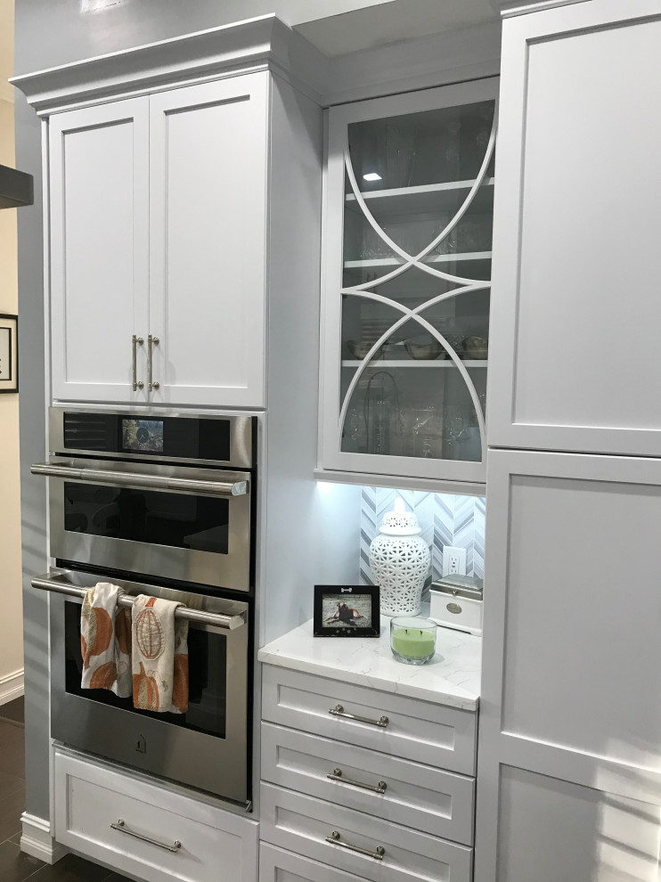 Transitional home design photo in Miami