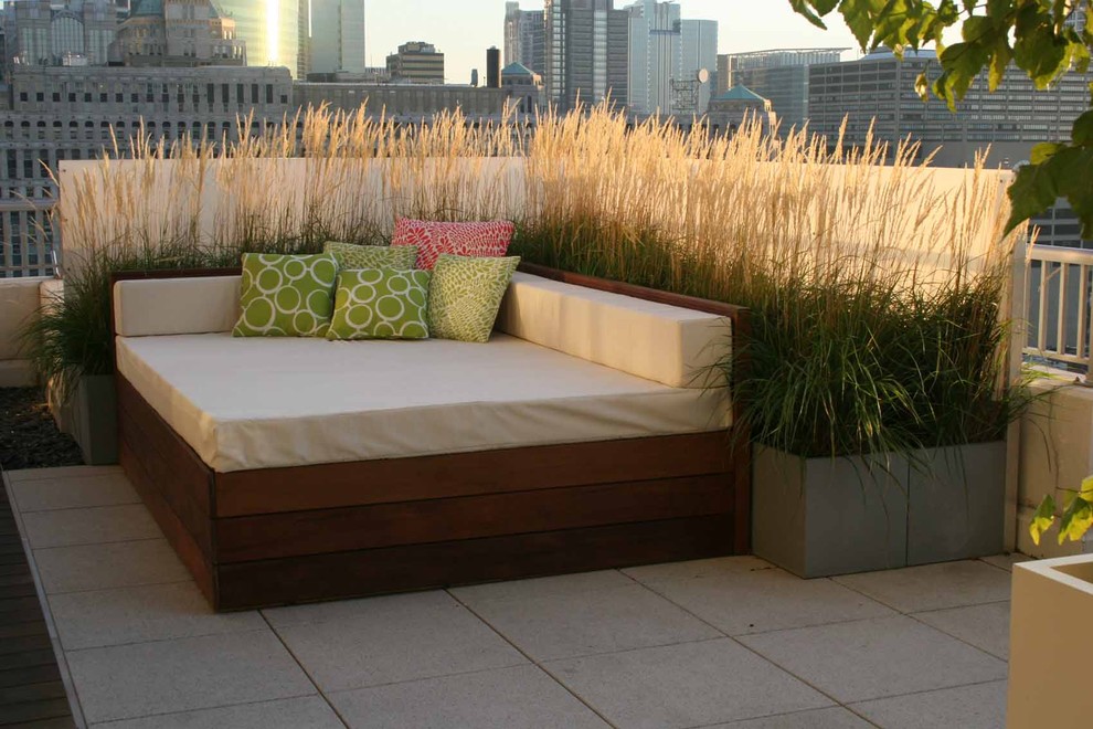 Inspiration for a mid-sized contemporary rooftop partial sun garden in Chicago with decking.