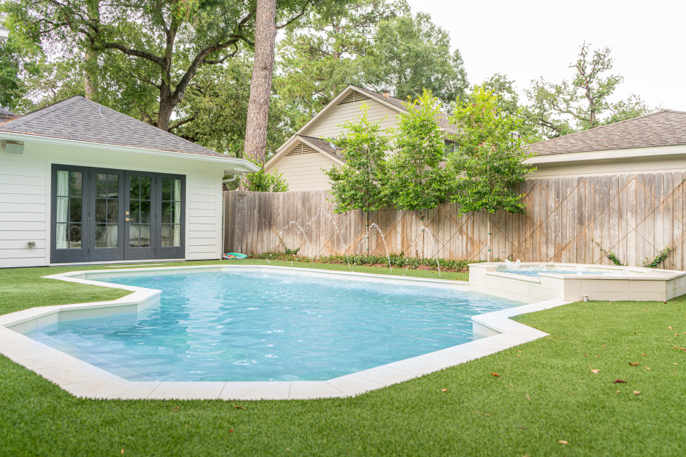 Idee per una piscina minimalista a "C" di medie dimensioni e dietro casa con piastrelle