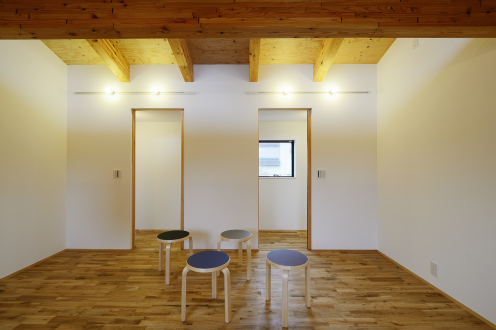 Immagine di una piccola cameretta per bambini da 4 a 10 anni nordica con pareti bianche, pavimento in legno massello medio, pavimento beige, soffitto in legno e carta da parati