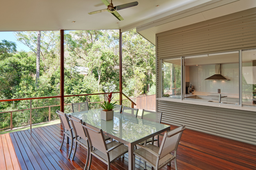 Photo of a mid-sized contemporary balcony in Brisbane with a roof extension.
