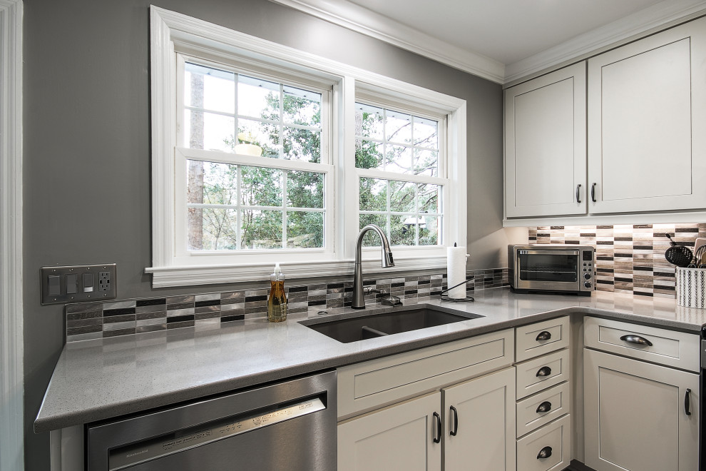 Kitchen - transitional kitchen idea