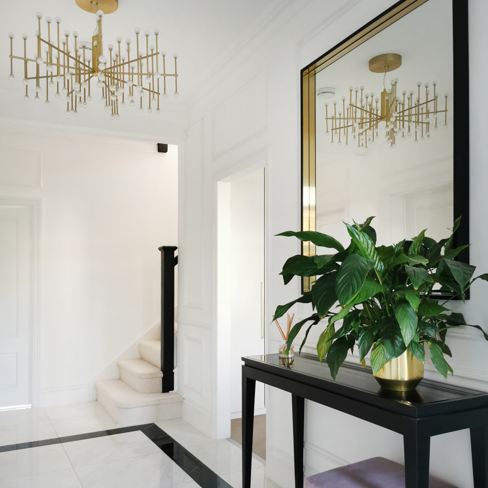 Cette image montre un grand couloir minimaliste avec un mur blanc et un sol en carrelage de porcelaine.