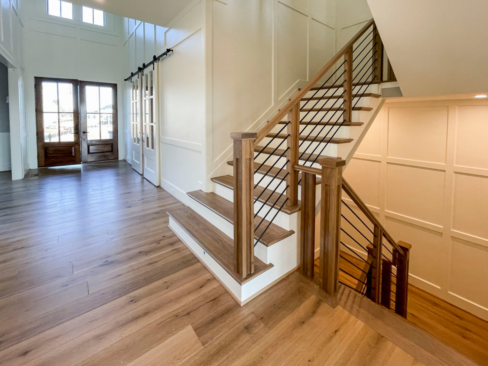 Diseño de escalera suspendida vintage grande con escalones de madera, contrahuellas de madera y barandilla de varios materiales