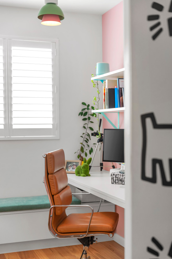 Idee per uno studio minimalista con pareti rosa e parquet chiaro