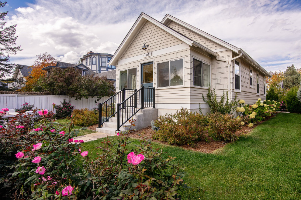 Cette photo montre une petite façade de maison beige moderne en bois et bardeaux de plain-pied avec un toit à deux pans.