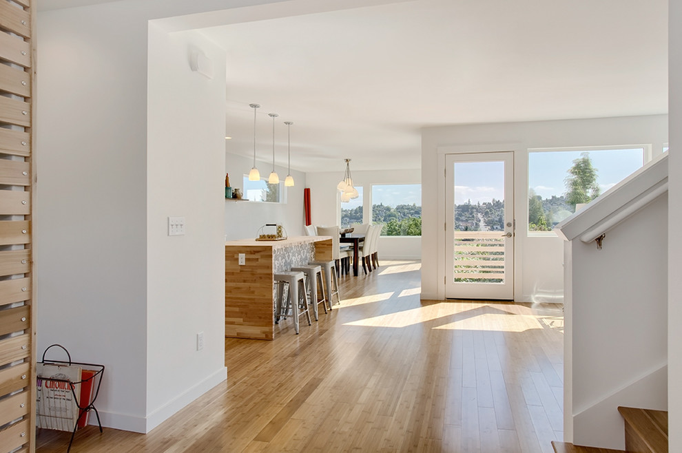 Entryway - transitional entryway idea in Seattle