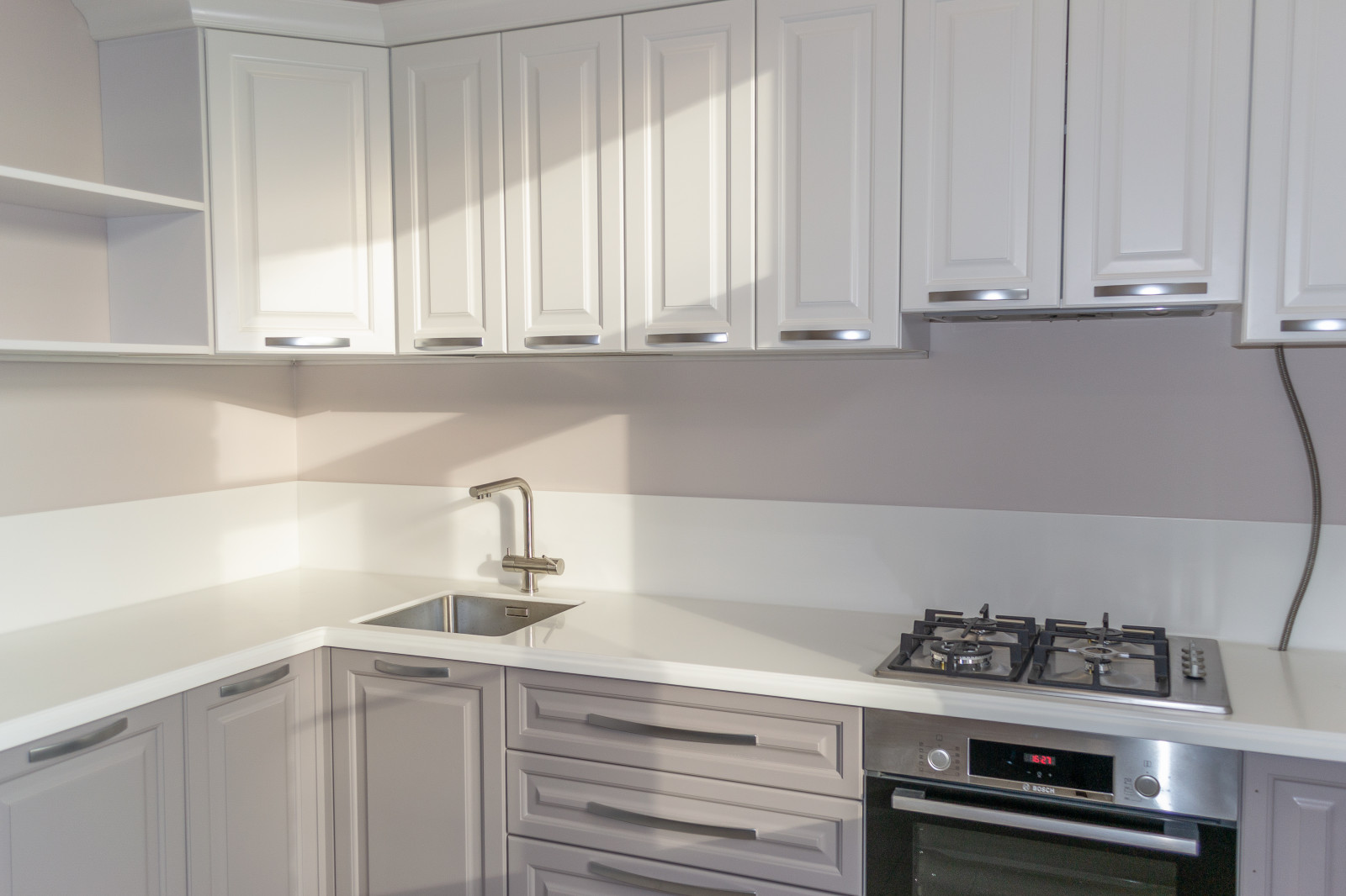 Окна из лиственницы, подоконники и столешница из искусственного камня