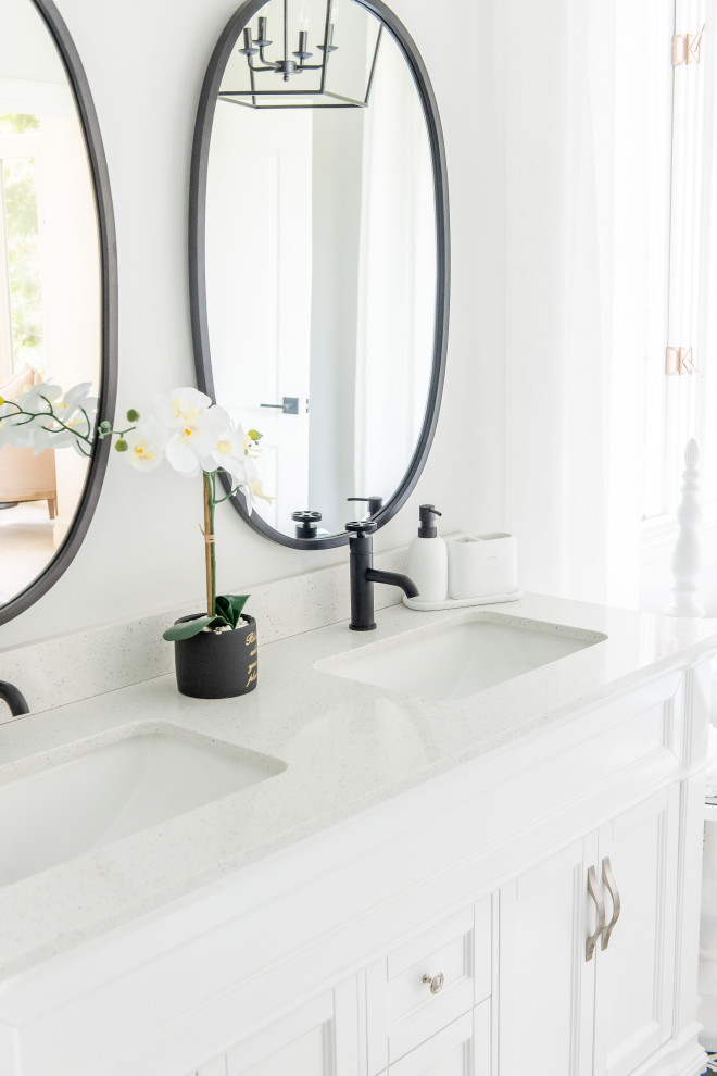 Home design - transitional home design idea in Toronto