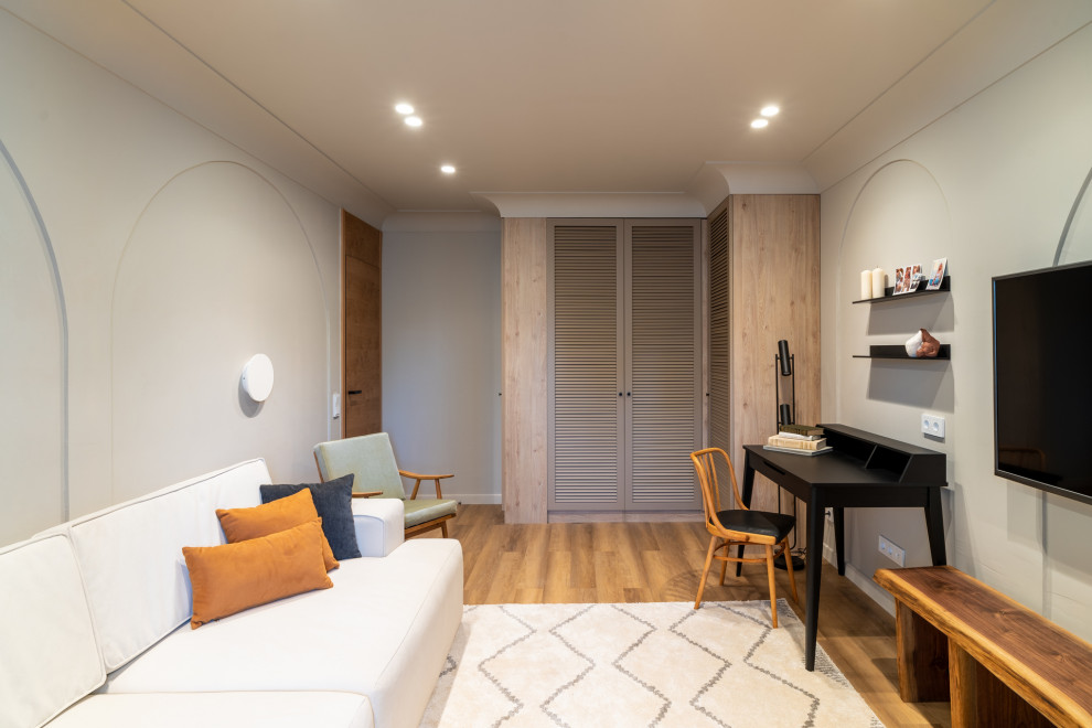 Солнце, арки и осиное гнездо в гостиной