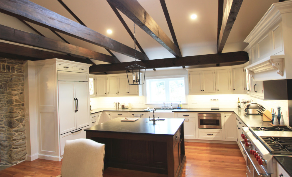 Example of a transitional kitchen design in DC Metro