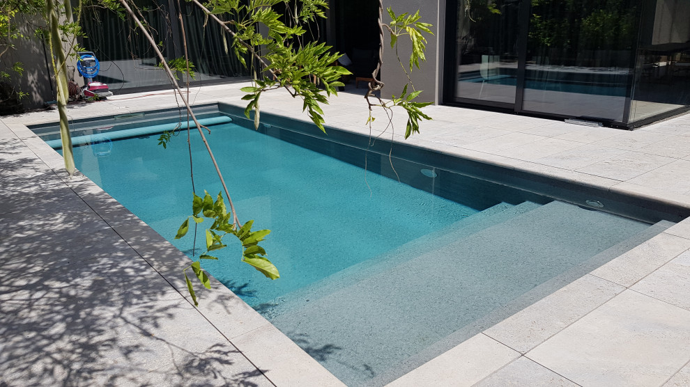 Großes Modernes Pool im Innehof in rechteckiger Form mit Natursteinplatten in Frankfurt am Main