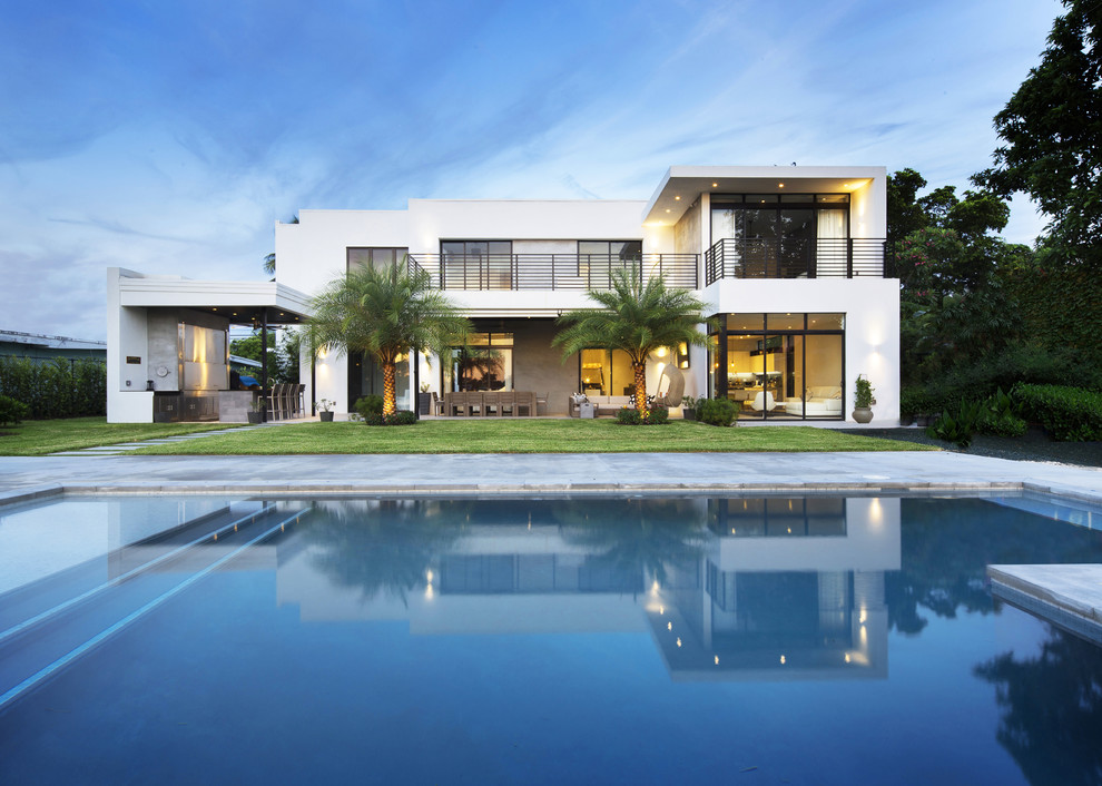Contemporary two-storey white house exterior in Miami with a flat roof.