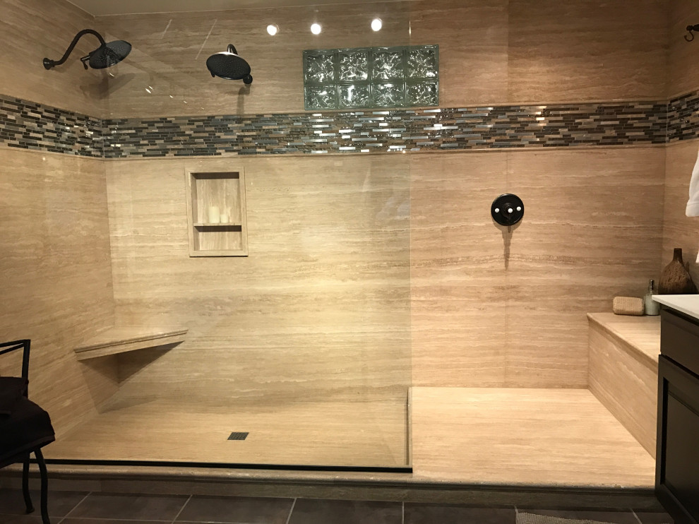 На фото: главная ванная комната среднего размера в стиле модернизм с двойным душем, полом из керамогранита, бежевым полом, душем с раздвижными дверями и сиденьем для душа