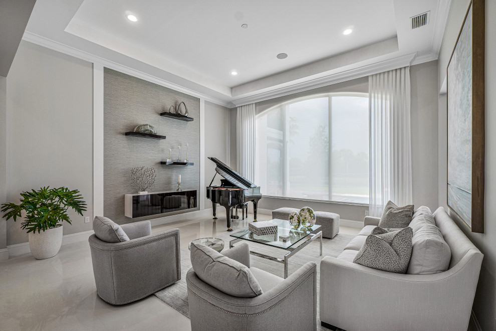 Свежая идея для дизайна: большая открытая гостиная комната в стиле неоклассика (современная классика) с серыми стенами, мраморным полом, белым полом, музыкальной комнатой и обоями на стенах без камина - отличное фото интерьера