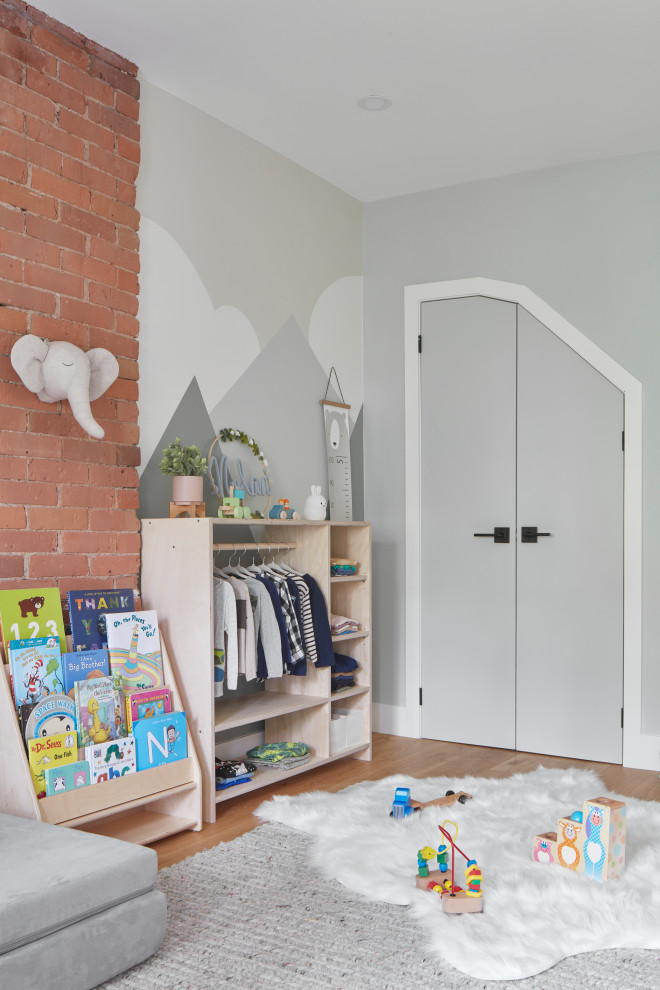 Immagine di una cameretta per bambini da 1 a 3 anni nordica di medie dimensioni con pareti blu, parquet chiaro e pavimento beige