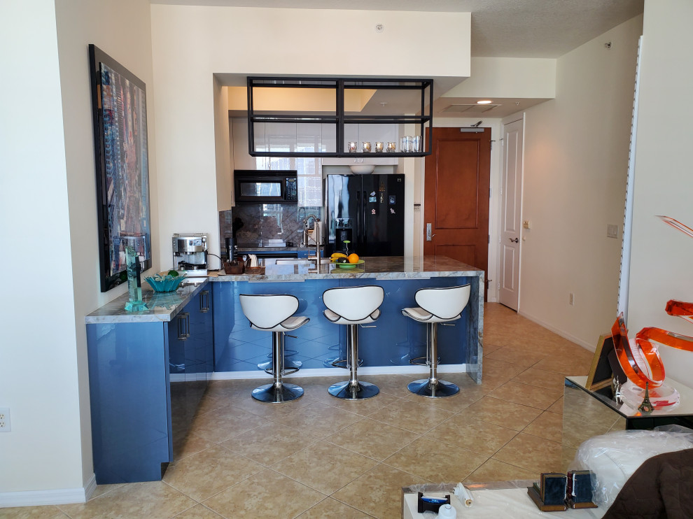 На фото: маленькая параллельная кухня в стиле модернизм с обеденным столом и плоскими фасадами для на участке и в саду с