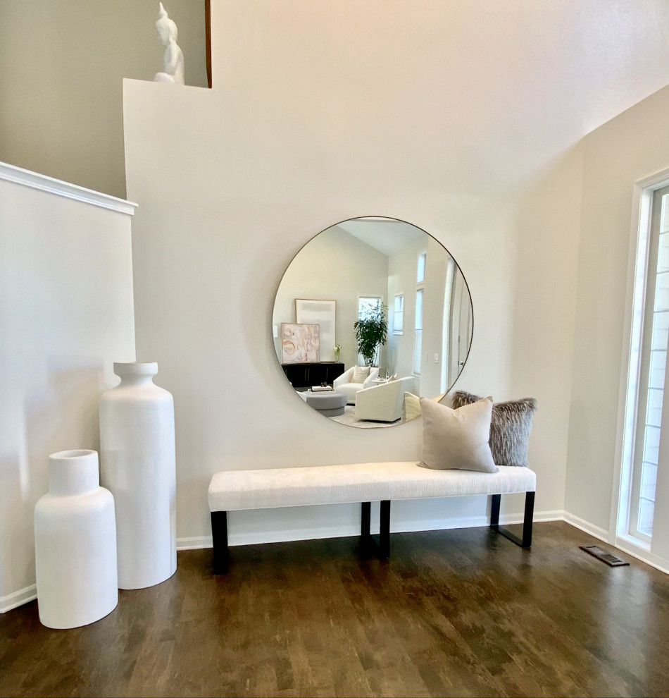 Example of a transitional entryway design in Chicago