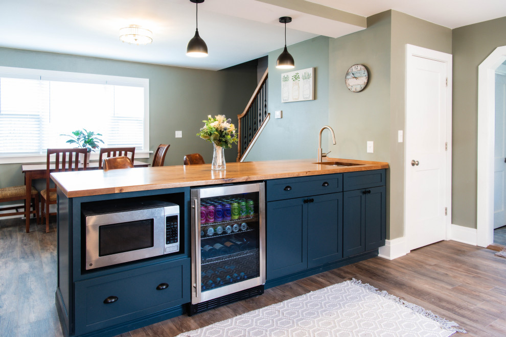 Exempel på ett avskilt, stort retro flerfärgad flerfärgat u-kök, med en undermonterad diskho, skåp i shakerstil, blå skåp, träbänkskiva, vitt stänkskydd, stänkskydd i tunnelbanekakel, rostfria vitvaror, ljust trägolv, en köksö och grått golv