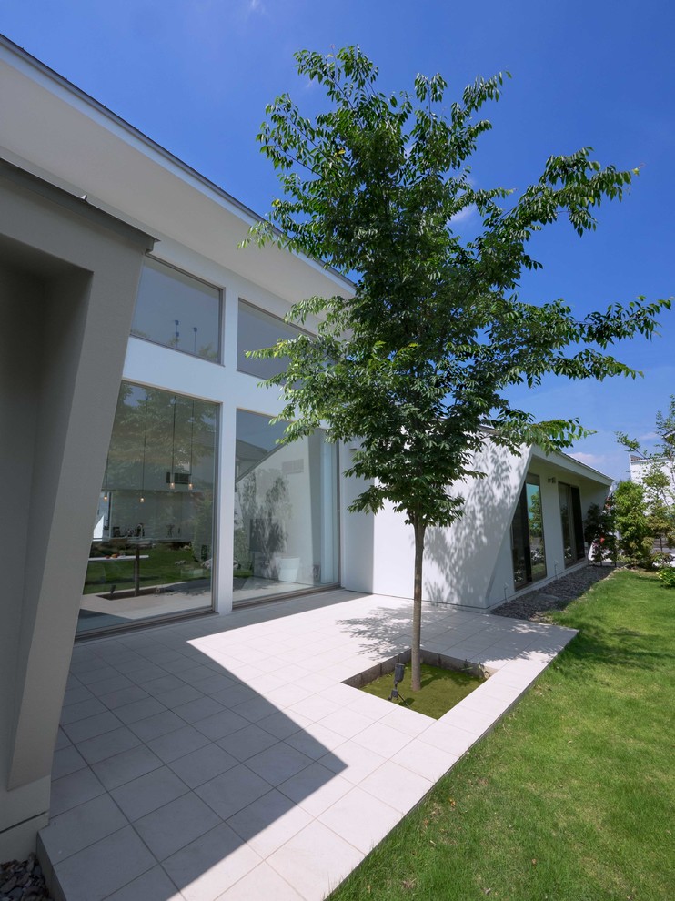 This is an example of a contemporary patio in Tokyo.