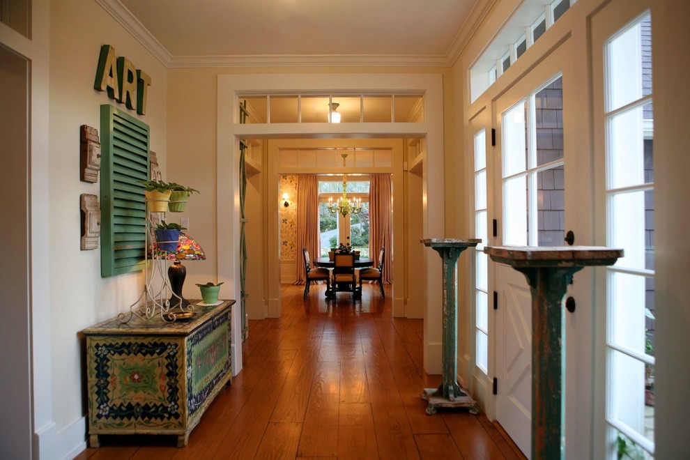 Photo of a traditional entryway in Los Angeles.