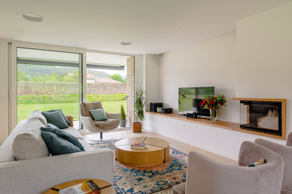 Offenes Modernes Wohnzimmer mit weißer Wandfarbe, Keramikboden, Eckkamin, Kaminumrandung aus Holz und beigem Boden in Sonstige