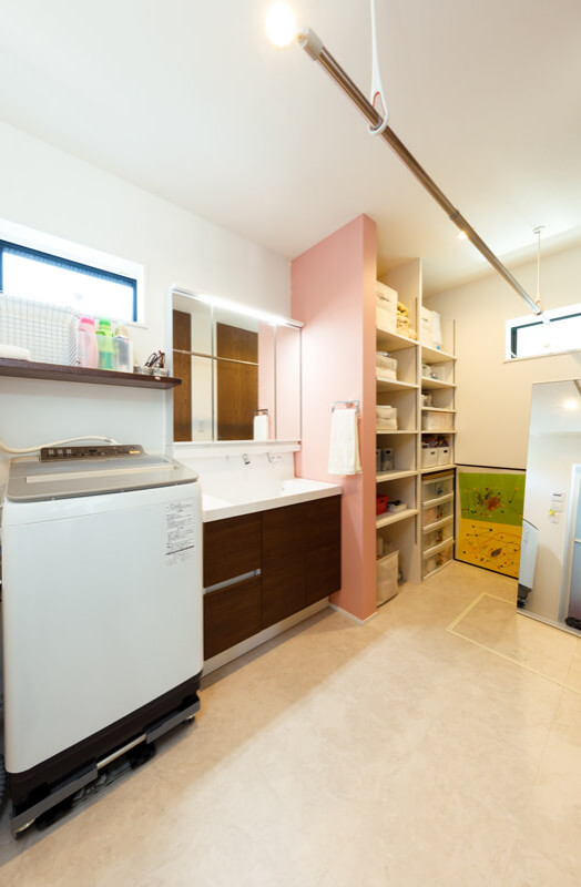 Idee per una grande sala lavanderia minimalista con nessun'anta, ante beige, pareti bianche, pavimento in cemento, pavimento beige, soffitto in carta da parati e carta da parati