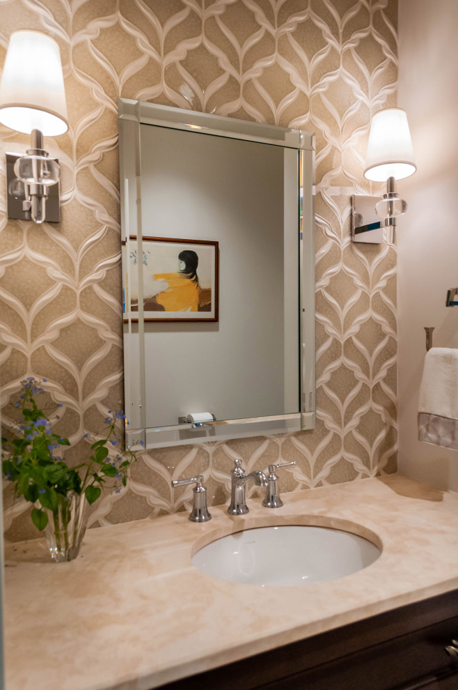 Пример оригинального дизайна: туалет среднего размера в классическом стиле с фасадами в стиле шейкер, коричневыми фасадами, унитазом-моноблоком, белой плиткой, мраморной плиткой, белыми стенами, полом из керамогранита, врезной раковиной, столешницей из известняка, бежевым полом и подвесной тумбой