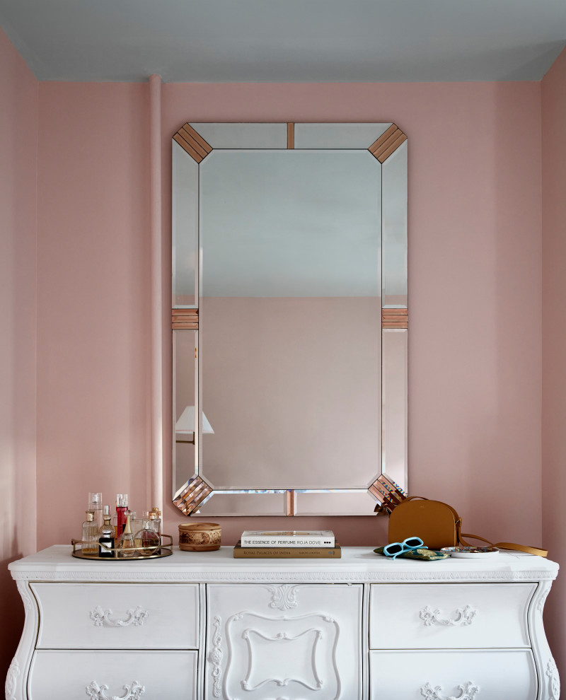 Esempio di una camera matrimoniale classica di medie dimensioni con pareti rosa, parquet scuro, camino classico, cornice del camino in mattoni e pavimento marrone