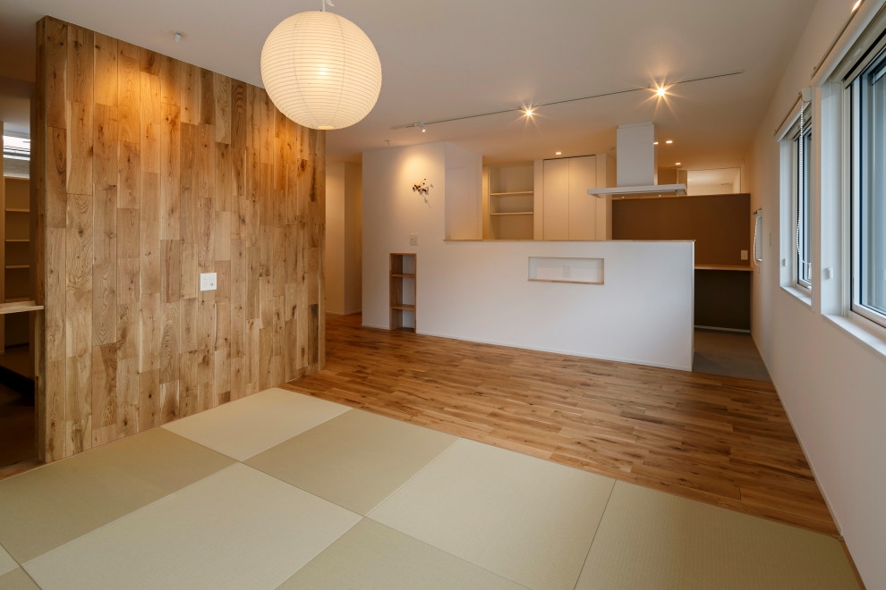 Offenes, Mittelgroßes Modernes Esszimmer ohne Kamin mit weißer Wandfarbe, braunem Holzboden, braunem Boden, Tapetendecke und Tapetenwänden in Sonstige