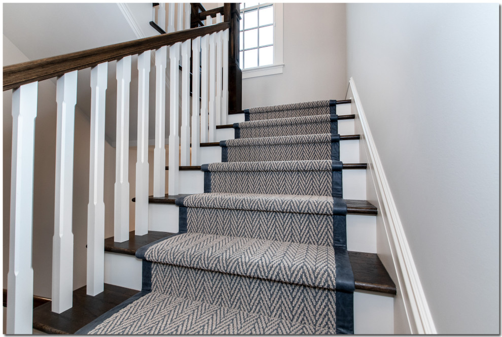 Идея дизайна: огромная прямая лестница в классическом стиле с ступенями с ковровым покрытием, ковровыми подступенками и деревянными перилами