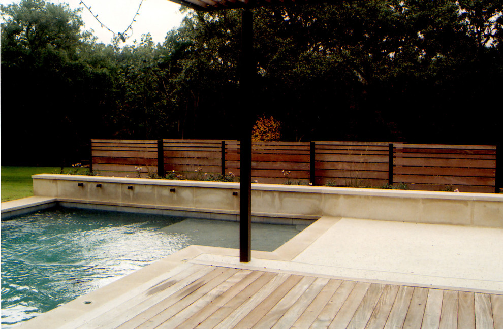 This is an example of a contemporary deck in Little Rock.