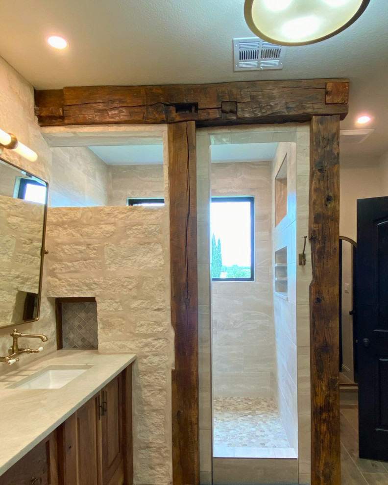 Идея дизайна: большая главная ванная комната в классическом стиле с фасадами с выступающей филенкой, темными деревянными фасадами, открытым душем, бежевой плиткой, бежевыми стенами, паркетным полом среднего тона, врезной раковиной, столешницей из искусственного кварца, открытым душем, бежевой столешницей, сиденьем для душа, тумбой под две раковины, встроенной тумбой, балками на потолке и кирпичными стенами